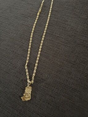 Gold tone Winnie the poo pendant necklace